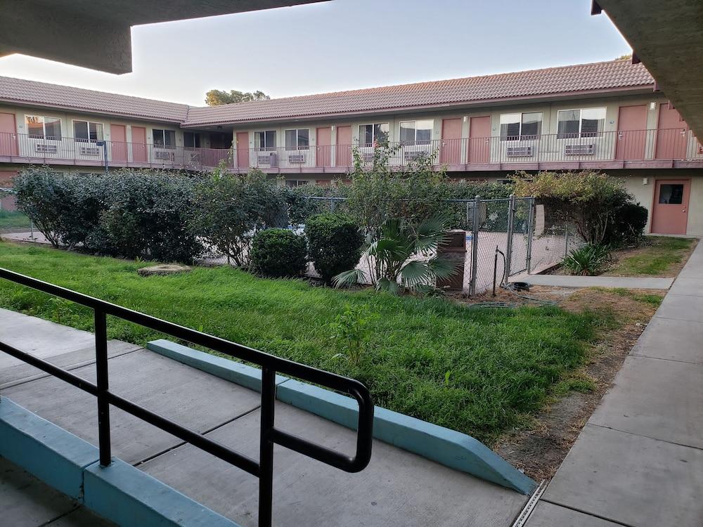 Baymont By Wyndham Coalinga Villa Exterior photo